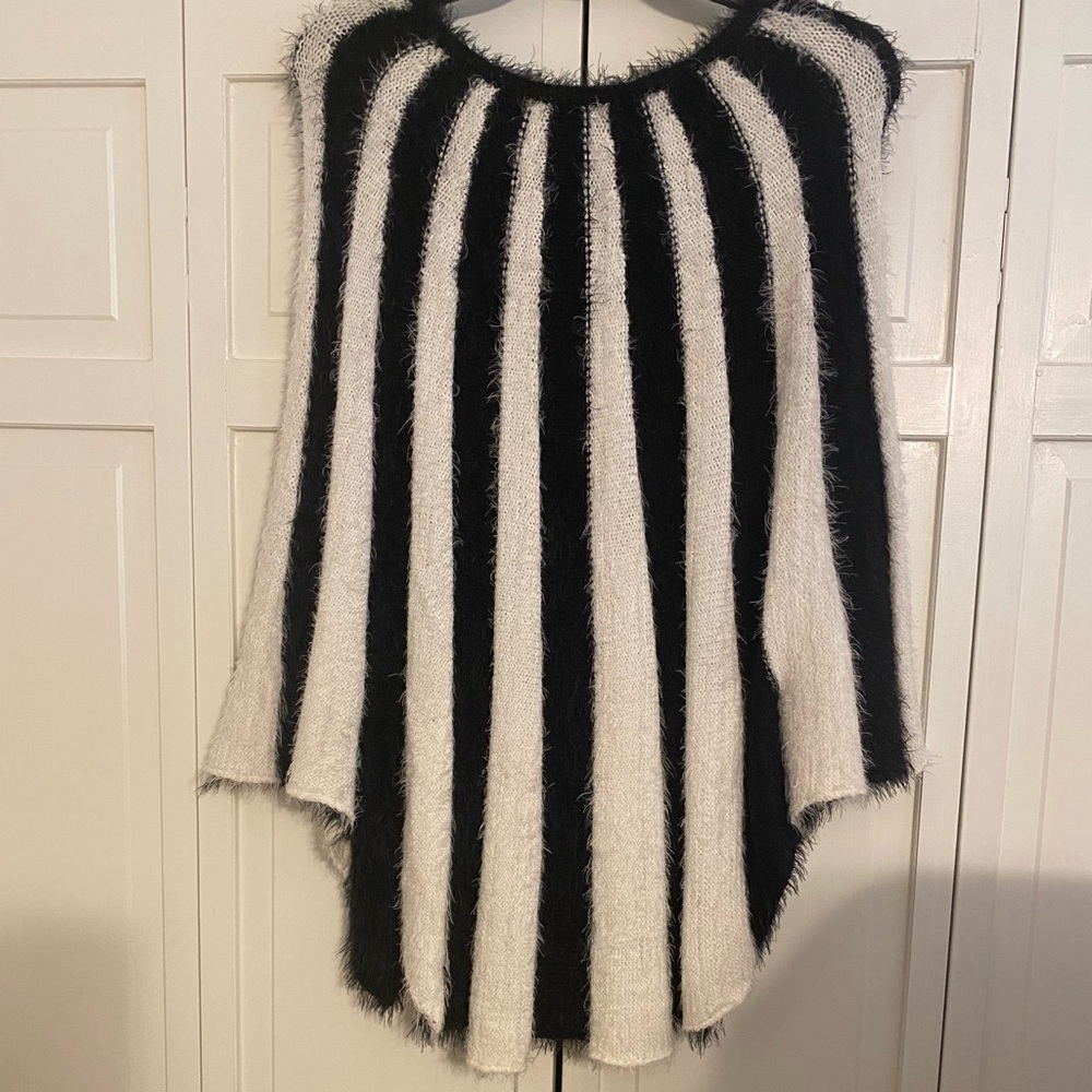SWEATER/CAPE - Picture 2 of 3